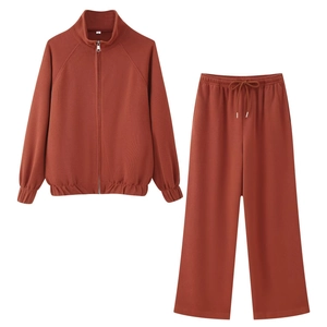 Damen Herbst Freizeitanzug mit Reißverschlussjacke und weiter Hose in Ziegelrot-Optik