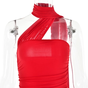 Vue détaillée d'une robe rouge à une épaule avec des fronces élégantes sur tissu élastique