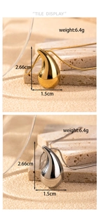 Detail of teardrop pendants in gold and silver with dimensions 2.66cm x 1.5cm and weight 6.4g