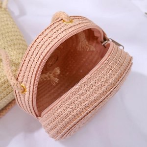 Dettaglio della borsa a tracolla tonda in paglia con zip e tracolla in corda resistente