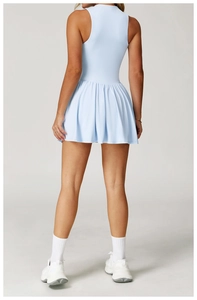 Vue arrière d'une robe de tennis bleu clair avec jupe plissée et coupe athlétique ajustée