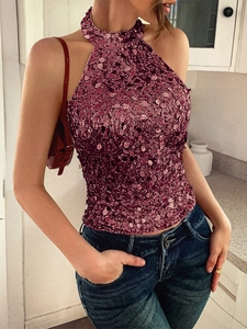 Elegantes burgunderrotes Pailletten-Neckholder-Top mit schmaler Passform im Detail