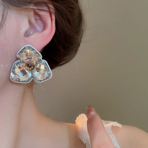 Nahaufnahme der Silberohrstecker mit großen Kristallen und champagnerfarbenem Diamant