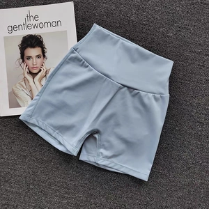 Vue à plat du short de yoga bleu clair à taille haute avec poche latérale sur fond texturé