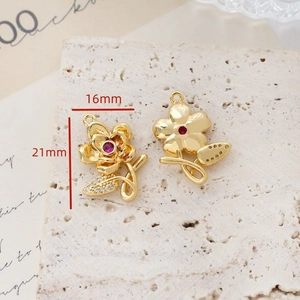 Makro-Detail eines 16mm x 21mm Gold-Blumenanhängers mit rotem Zirkon und Mikroeinlagen