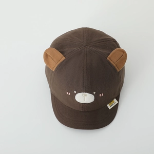 Casquette bébé marron avec oreilles d'ours et détails de visage d'animal brodés
