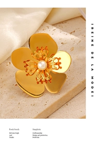 Détail de la bague fleur plaquée or 18K avec perle sertie sur pierre et soie