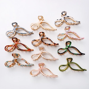 Lot de pinces à cheveux en acétate aux motifs écaille et marbre avec base en métal doré