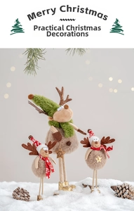 Vista dettagliata di tre renne natalizie in peluche con sciarpe e cappelli festivi