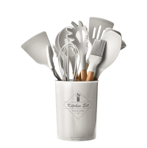 Dettaglio utensili da cucina in silicone grigio con manici in legno e secchiello coordinato