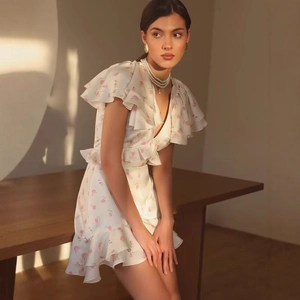 Robe courte fleurie avec col en V et manches à volants en blanc et rose