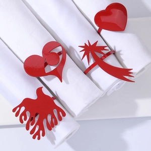 Set of 4 red alloy heart-shaped napkin rings for elegant wedding table decorations