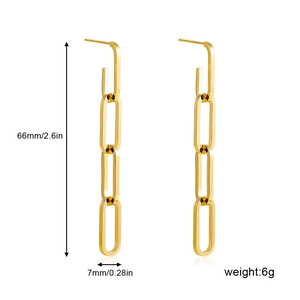 Dettaglio degli orecchini a catena in oro 18K con misure di 66mm di lunghezza e peso di 6g
