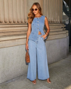Vue street style d'un gilet en jean bleu clair avec un pantalon large à taille haute