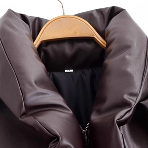 Veste en similicuir marron foncé avec col à revers et fermeture éclair sur cintre