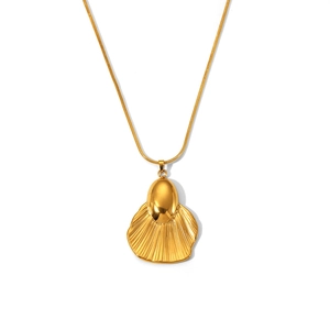 Détail du collier en acier inoxydable plaqué or 18K avec pendentif coquillage texturé