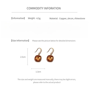 Détails affichant le poids et la taille des boucles d'oreilles pendantes carrées en zircon