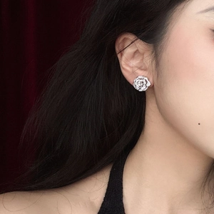 Boucles d'oreilles clips camélia élégantes pour femmes avec cristaux étincelants