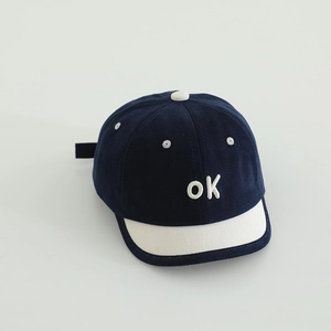 Detailansicht der dunkelblauen Baby-Baseballkappe mit weißer OK-Stickerei und kurzem Rand