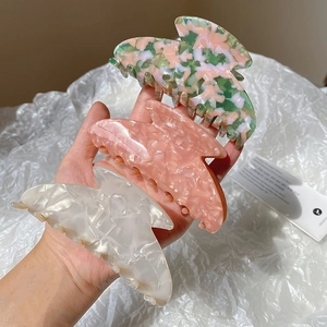 Lot de trois grandes pinces à cheveux en acétate, rose marbré, vert fleuri et blanc perle