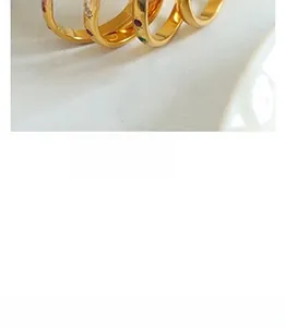 Gros plan d'une bague plaquée or 18 carats avec émeraudes et zircons colorés