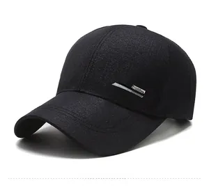 Détail de casquette de baseball noire avec plaque en métal argenté et broderie SPORT