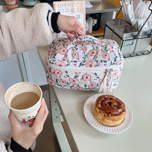 Trousse de maquillage matelassée à fleurs pour femme, pochette de voyage pour vos cosmétiques.