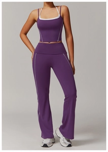 Detail eines Yoga-Sets mit weißen Paspeln und ausgestellter Hose mit hohem Bund