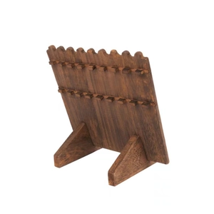 Détail d'un support collier en bois brun foncé avec rainures et grain de bois naturel
