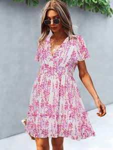 Détail d'une robe longue fleurie avec col en V, manches volantées et taille haute