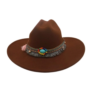 Détail d'un chapeau de cowboy marron avec pierre turquoise et glands de perles colorées
