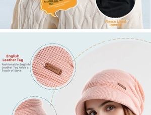 Detail van roze gebreide muts met klep, warme fleece voering en een klein leren merklabel