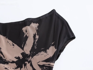 Détail du tissu en mesh transparent avec imprimé floral abstrait sur une robe noire sexy