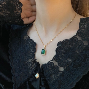 Vintage Emerald Green Rectangle Pendant Necklace For Women Titanium Steel Gold Plated Rhinestone Clavicle Chain Jewelry
