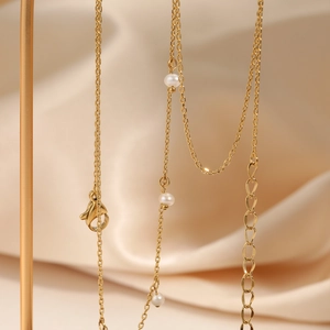 Elegante collana dorata in acciaio inossidabile con perle e pendente a frangia su seta