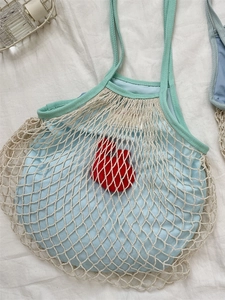 Borsa a spalla in rete intrecciata con inserto in tela azzurra e manici verdi