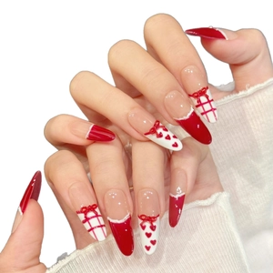Unghie finte fatte a mano a mandorla rosse con cuori, fiocchi 3D e motivi in pizzo