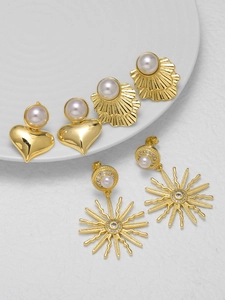 Détail du lot de boucles d'oreilles perles plaquées or 18k avec motifs cœur et soleil