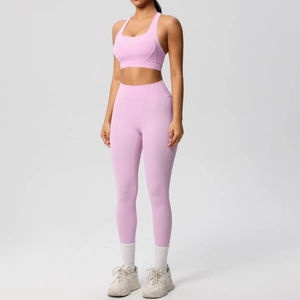 Detalle de conjunto rosa de sujetador deportivo y mallas de yoga de talle alto