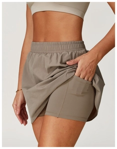 Dettaglio della gonna pantalone da tennis con pantaloncini interni e tasca laterale pratica