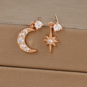 Macro di orecchini a luna e stella in oro rosa 18k con zirconi brillanti e luce