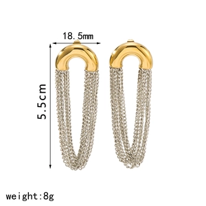 Détail de boucles d'oreilles bicolores à pompons avec dimensions 18,5mm x 5,5cm