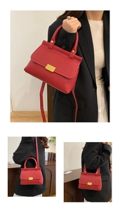 Détail du sac à main rouge en cuir grainé avec boucle dorée et poignée supérieure