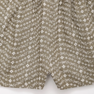 Olivgrüne High-Waist-Shorts mit feinen weißen Blumenstickereien und Lochstickerei