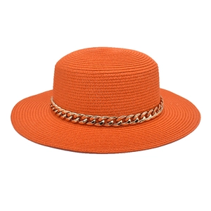Chapeau en paille orange à bord plat avec une chaîne dorée élégante pour les vacances