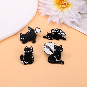 Lot de quatre pin's mignons en émail chat noir avec motifs de dessins animés minimalistes
