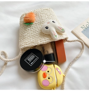 Dettaglio della capacità interna della mini borsa in paglia bianca con coniglio e carota