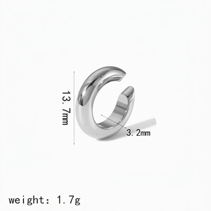 Dettagli con dimensioni 13,7mm e peso 1,7g per la clip da orecchio in argento
