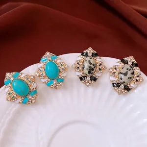 Boucles d'oreilles ovales vintage dorées avec turquoises et accents de cristaux brillants