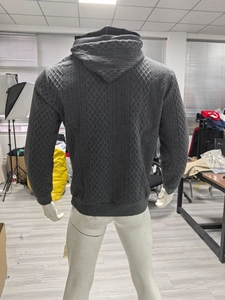 Detaillierte Rückansicht des dunkelgrauen Herren-Jacquard-Hoodies mit Textur und Kapuze